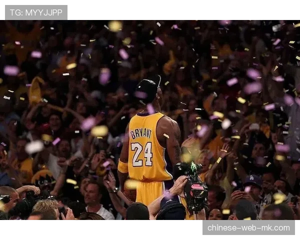 暂停期间大屏幕播放致敬科比短片，全场球迷齐喊Mamba Forever